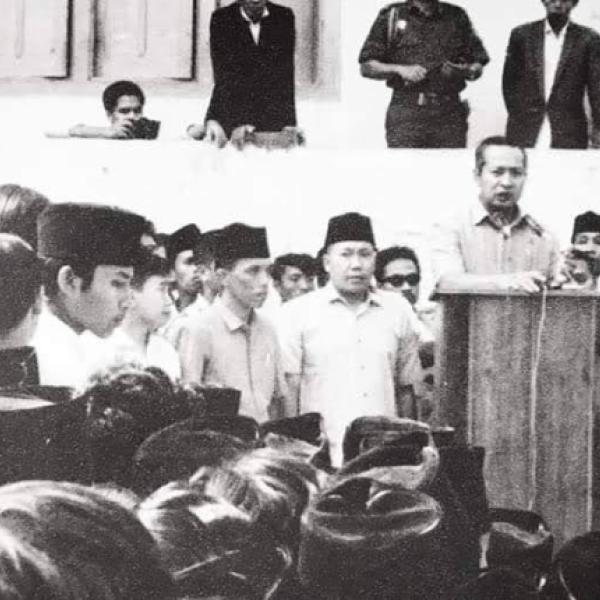 Pak Harto saat blusukan ke Ponpes Darul Ulum Jombang tahun 1970
