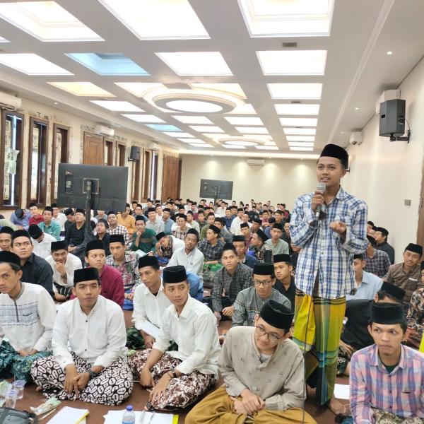 Ilustrasi: Pelajar/santri di Pesantren Lirboyo. Apakah mereka diajari bahasa Ibunya, yaitu bahas Indonesia? Sekolah yang mahal di luar, bahasa Indonesia kurang diperhatikan (foto: hamz/alif)
