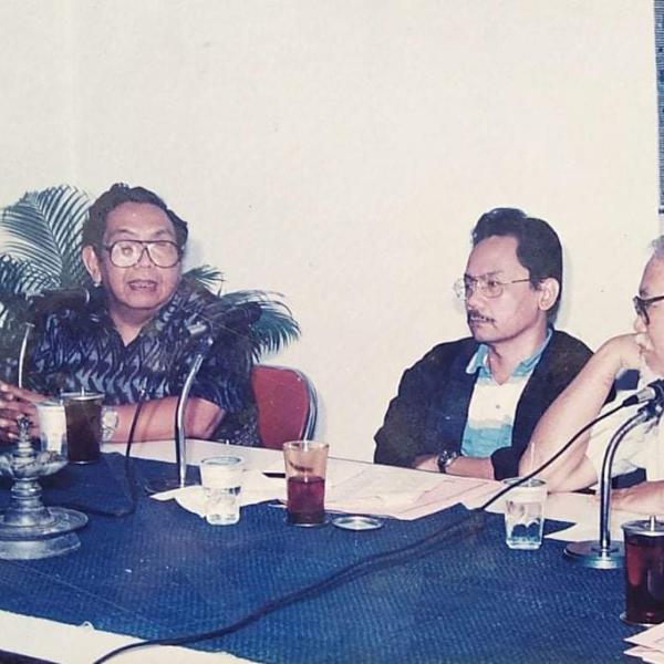 Romo YB. Mangunwijaya (paling kanan) bersama K.H. Abdurrahman Wahid (paling kiri).