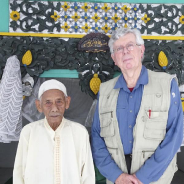 George Quinn bersama Juru Kunci di makam keramat Bugadung, Bojonegoro-Jawa Timur. (Dok Pribadi, diambil dari Tempo.co).