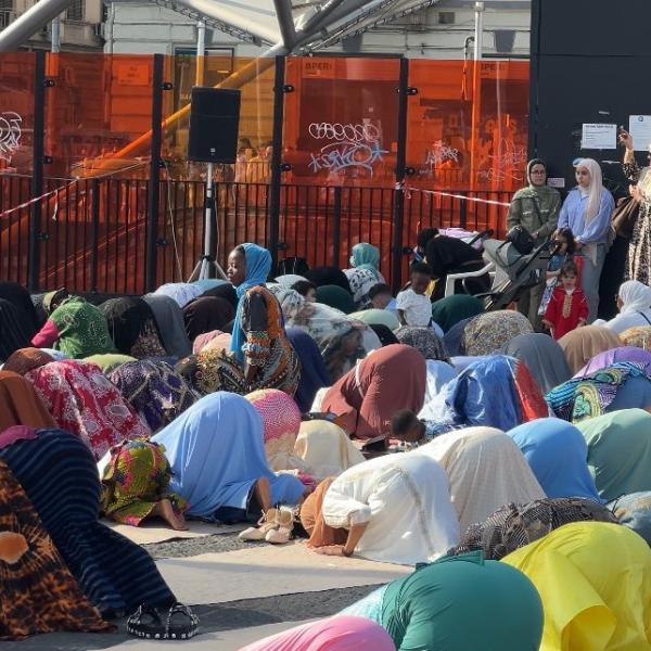 Suasana Salat Idulfitri Barisan Jamaah Perempuan di Napoli, Italia (Dok: Claudia).