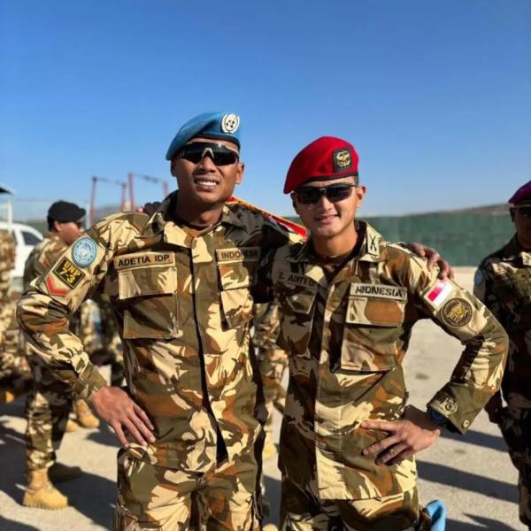Kapten Inf Zulmi Aditya (kanan dengan baret merah) yang gugur dalam penugasan di misi UNIFIL. (Dokumentasi Istimewa)