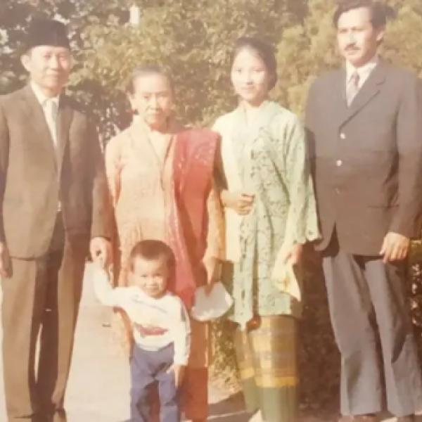 Sukrisno, Siti Aminah, Siti Krisnowati dan Sungkono beserta anak pertama mereka dalam suatu acara di China, negara yang menampung mereka setelah mengungsi dari Vietnam. (Dok. Siti Krisnowati).