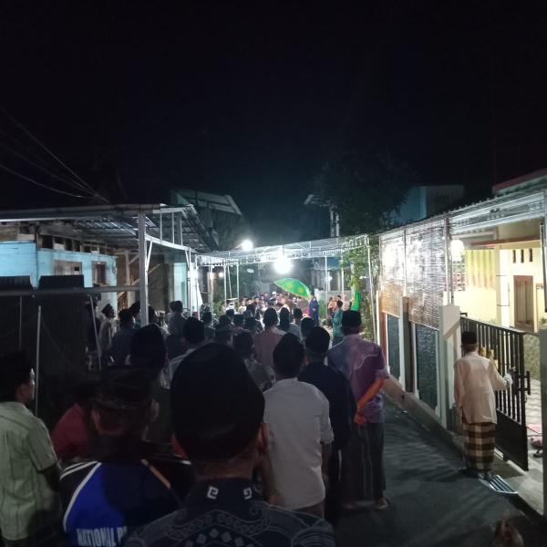 Prosesi pengantaran jenazah menuju ke maqbarah oleh warga. Foto: Autad/Alif.id
