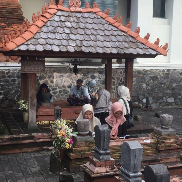 Peziarah di area makam Sunan Kudus. Foto: Autad/Alif.id