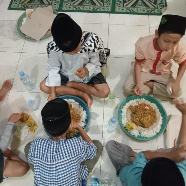 Terlihat para santri sedang asik makan kepungan, slametan di musala. Foto: Autad/Alifid