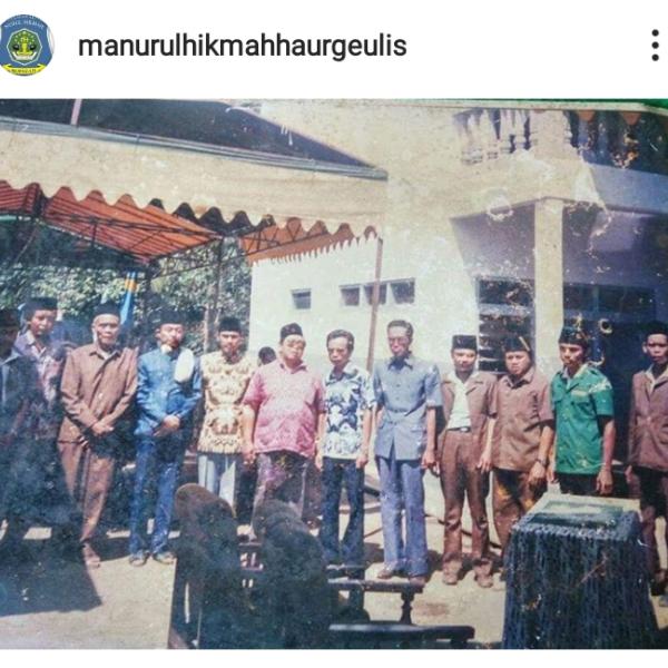 Gus Dur saat berkunjung ke Madrasah Aliyah Manurul Hikmah Haurgeulis Indramayu.