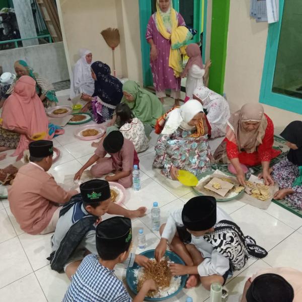 Warga masyarakat sedang menggelar acara slametan, makan-makan. Foto: Autad/Alif.id