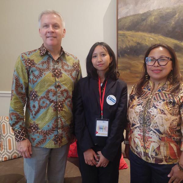 Dubes Kanada, Jessica Dutton, bersama salah satu peserta, dan Dini Widiastuti, Direktur Eksekutif Plan Indonesia.