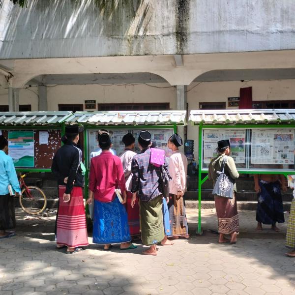 Santri Lirboyo sedang membaca koran. Foto: Hamzah/Alif.id