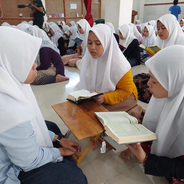 Salah satu pemandangan khas di Pesantren Al-Baqarah Lirboyo Kediri: Sorogan. (Foto:ALIFID)