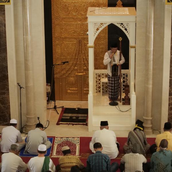 Khutbah Jumat di Masjid Suciati Saliman Yogyakarta. Foto: Veddy/Alif.id