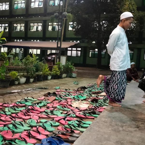 Ilustrasi: Seorang santri di Pesantren Sidogiri Pasuruan melepas sandalnya (foto:hs)