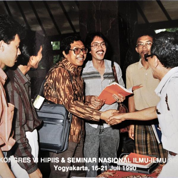 Foto lawas dari Ahmad Nashih Luthfi kepada Ariel Heryanto.