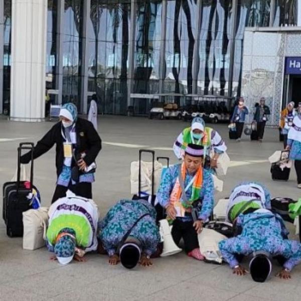 Ilustrasi: Jemaah Haji Sujud Syukur di serambi terminal haji (Foto: Media Center Haji)