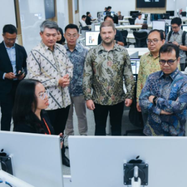 Wamenkomdigi Nezar Patria meninjau pelaksanaan program pengembangan talenta digital Apple Developer Academy di Badung, Bali, Jumat (31/10/2025). Foto: Komdigi