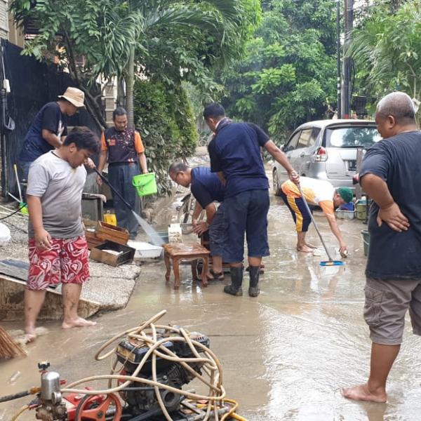 Orang-orang membantu membersihkan rumah temannya yang terkena banjir (Foto: Alif.id)