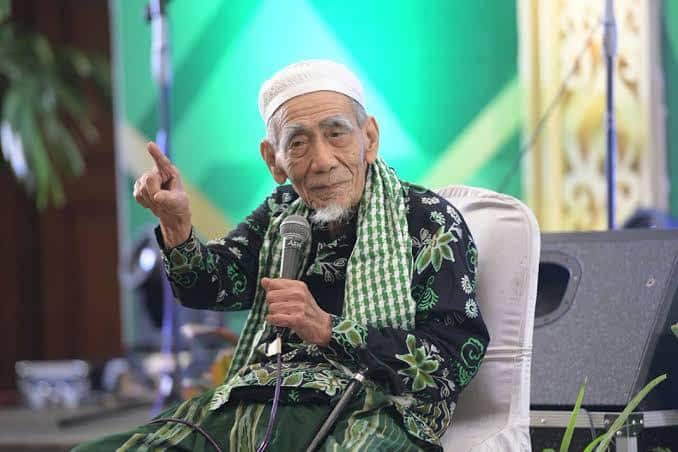 Mbah Maimoen Zubair Melindungi Anggota PKI dan Memberi Zakat