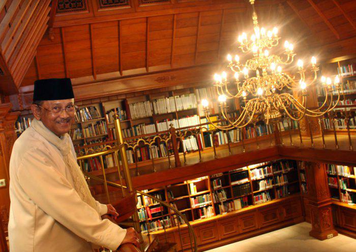 Dua Humor Legendaris BJ Habibie dan Santri Madura