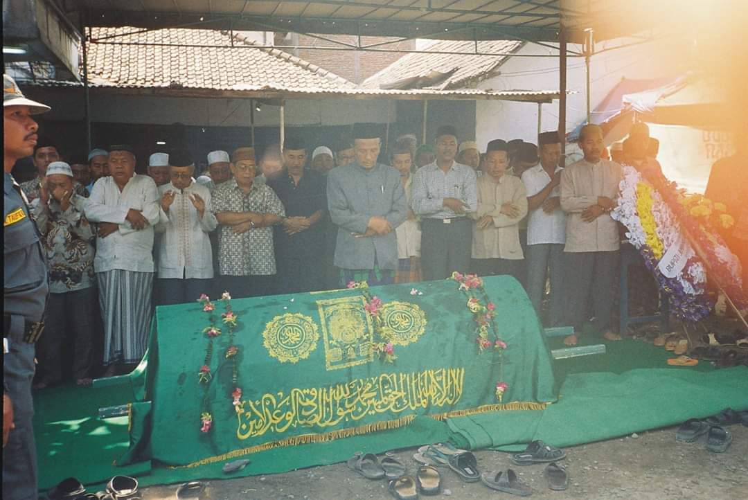 Foto Lawas: Gus Dur Mensalati Jenazah Ulama Muda