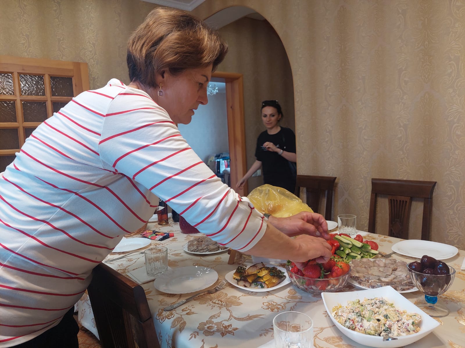 Tiga Tahun Perang Rusia--Ukraina (6): Jamuan Masakan Pedesaan yang Lezat di Chernihiv