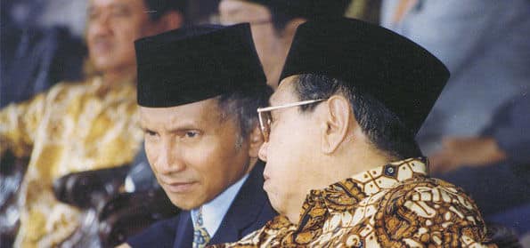 Dekrit Presiden Gus Dur dan Sidang Istimewa Ketua MPR Amien Rais