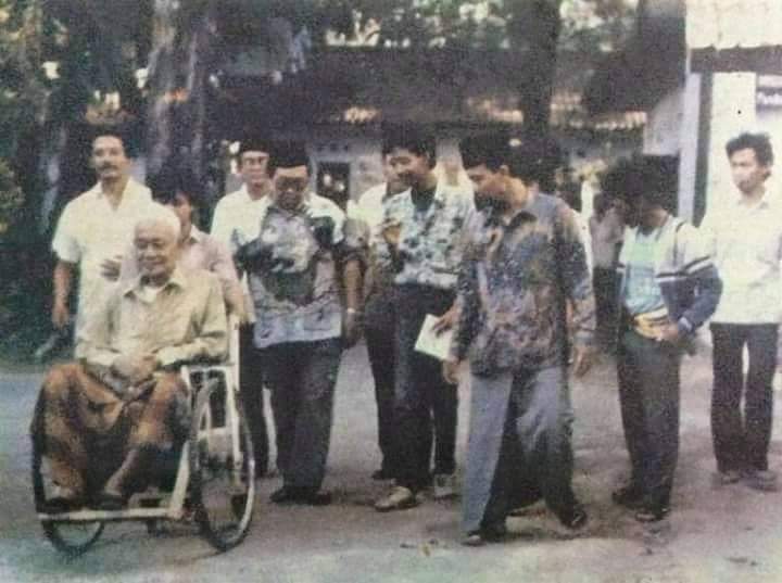 Foto Lama Gus Dur dan Gurunya