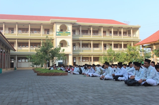 Menyambangi Pesantren Tua Balekambang
