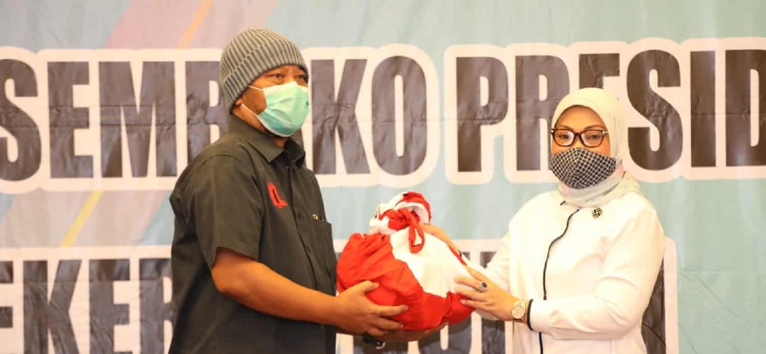 Menaker dan Mensos Serahkan Bansos Sembako Presiden Bagi Pekerja ter-PHK