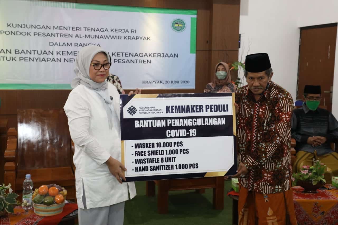 Menaker Sumbang APD Covid-19 Guna Dukung Pendidikan Pesantren