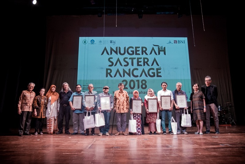 Ajip Rosidi, Rancage, dan Menghadiahi Buku
