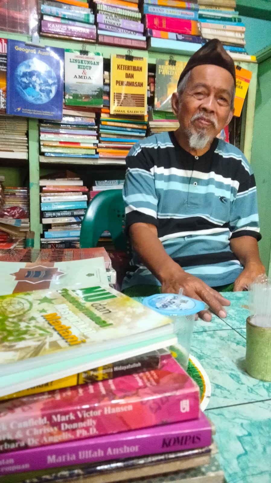 Mengunjungi Lapak Buku Bekas Milik Pak Takim Jember: Saya Bersyukur Jika Ada Mahasiswa yang Gemar Membaca