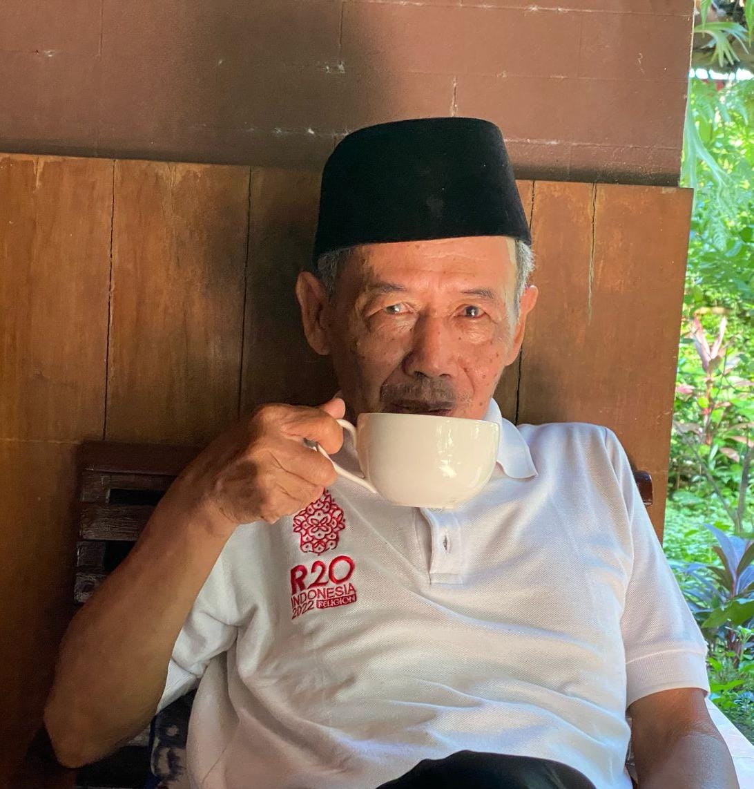 Usia 76 Tahun, Sastrawan Ahmad Tohari Masih Rutin Mancing di Laut