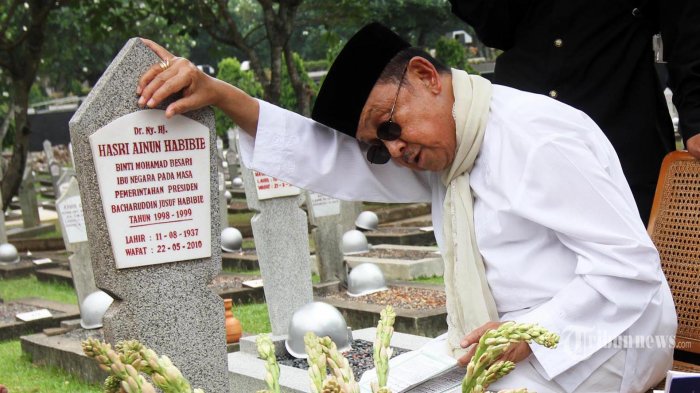 Berpoligami Seperti Kiai Hafidin atau Memilih Setia Seperti BJ Habibie?