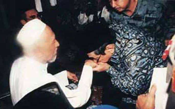 Cium Tangan: Sebuah Ritual Politik yang Dahsyat