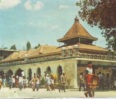 Riwayat dan Kenangan Kiai Moenawir Krapyak