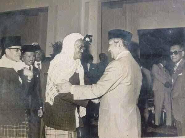 Kisah-Kisah Wali (9): Ketika Kiai As’ad Syamsul Arifin dan Buya Hamka Bicara MUI