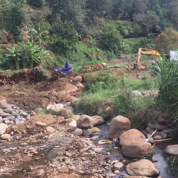 Alat berat, ekskavator, tengah mengeruk batu yang menyebabkan kerusakan lingkungan dan banjir. Foto: Autad/Alif.id