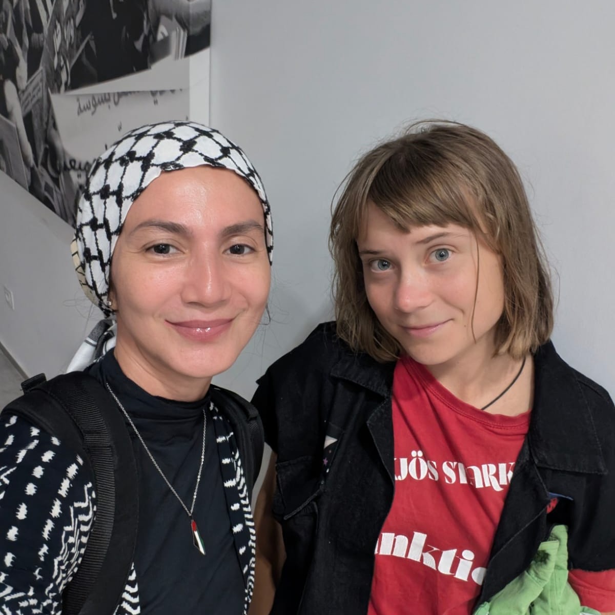 Wanda Hamidah berpose bersama Greta Thunberg aktivis lingkungan dan pejuang kemerdekaan Palestina.